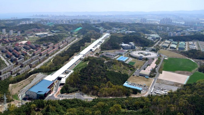 경북 포항에 건설된 4세대 방사광 가속기(왼쪽)가 올해 본격 가동을 앞두고 있다. ‘나노 세계를 보는 현미경’으로 불리는 이 가속기가 완공되면 우리나라는 미국 일본에 이어 세계 3번째 보유국이 된다. - 포항가속기연구소 제공